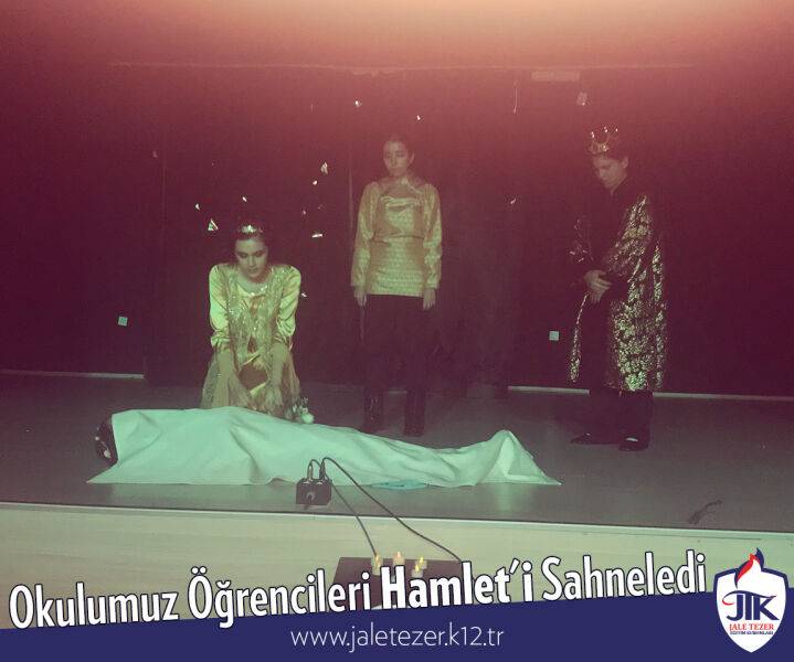 Okulumuz Öğrencileri Hamlet'i Sahneledi 10